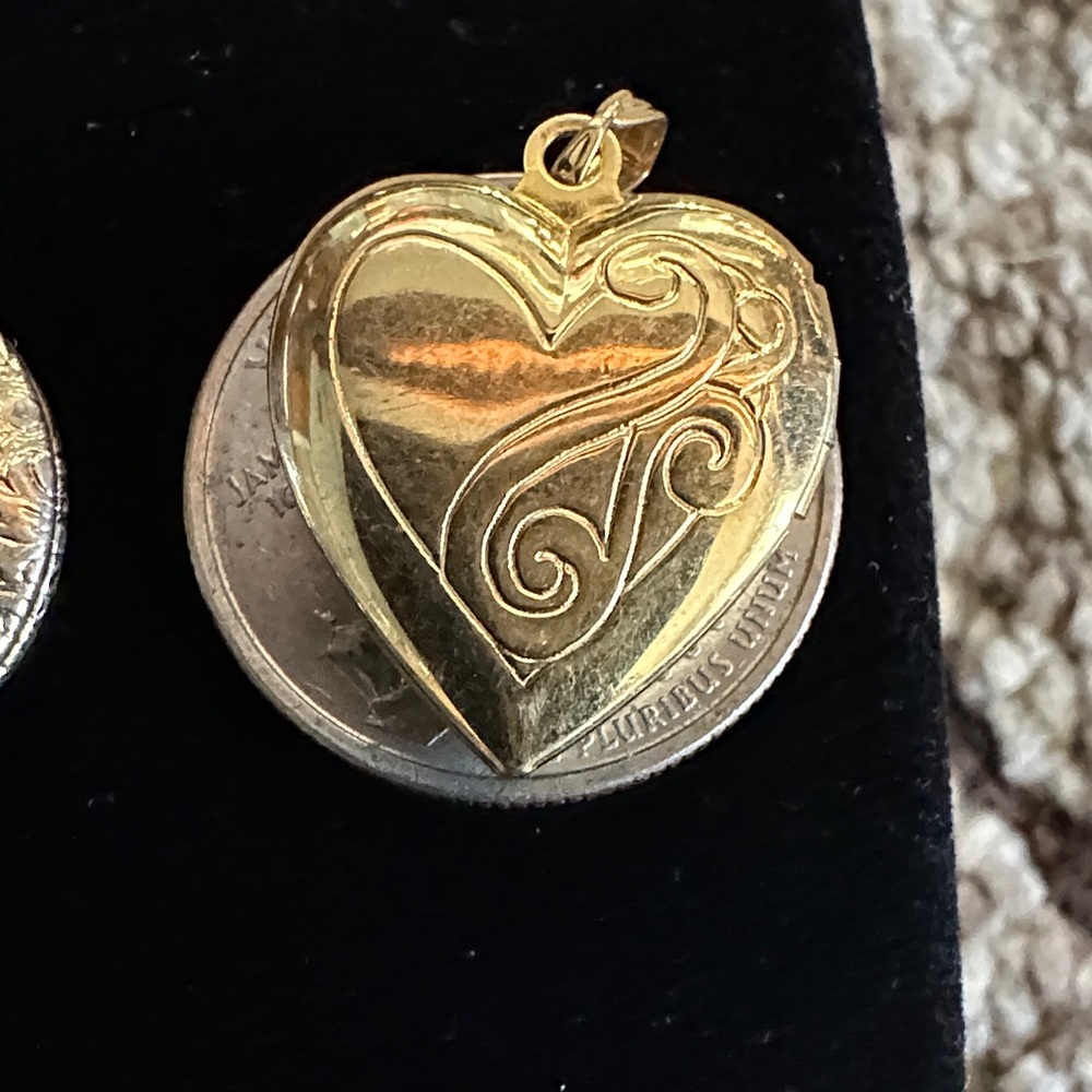 Source Unknown Gold Heart Pendant Collection - image 7
